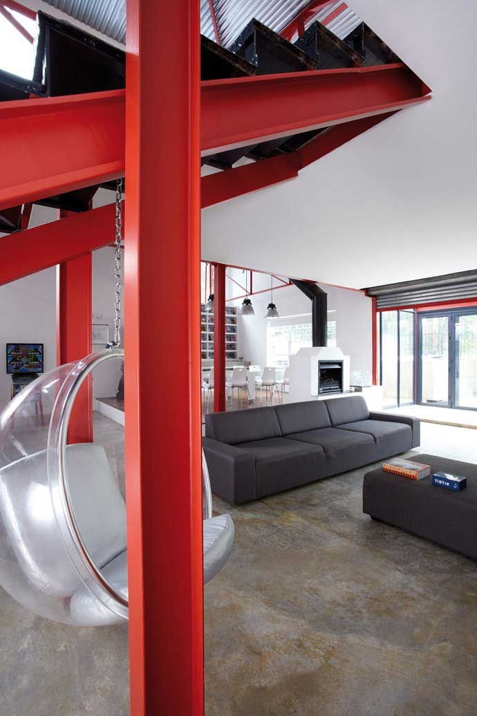 Johannesburg Loft in red and white 3