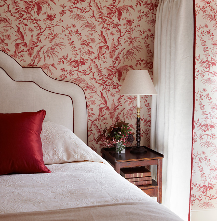 red white chinosiere wallpaper bedroom