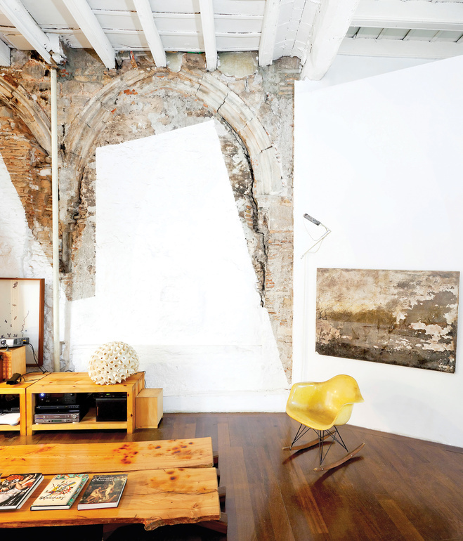 house-living-room-concrete-walls