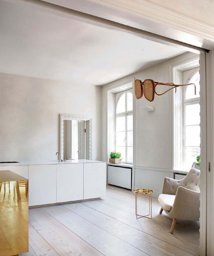 kitchen-in-neutral-with-gold-touches