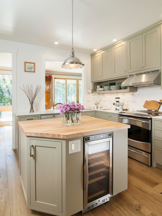 kitchen cabinets painted in Benjamin Moore