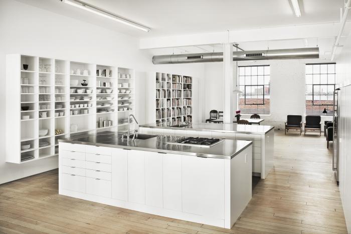 Pratt and Lambert Designer White kitchen. Via Simplicity and Abstraction