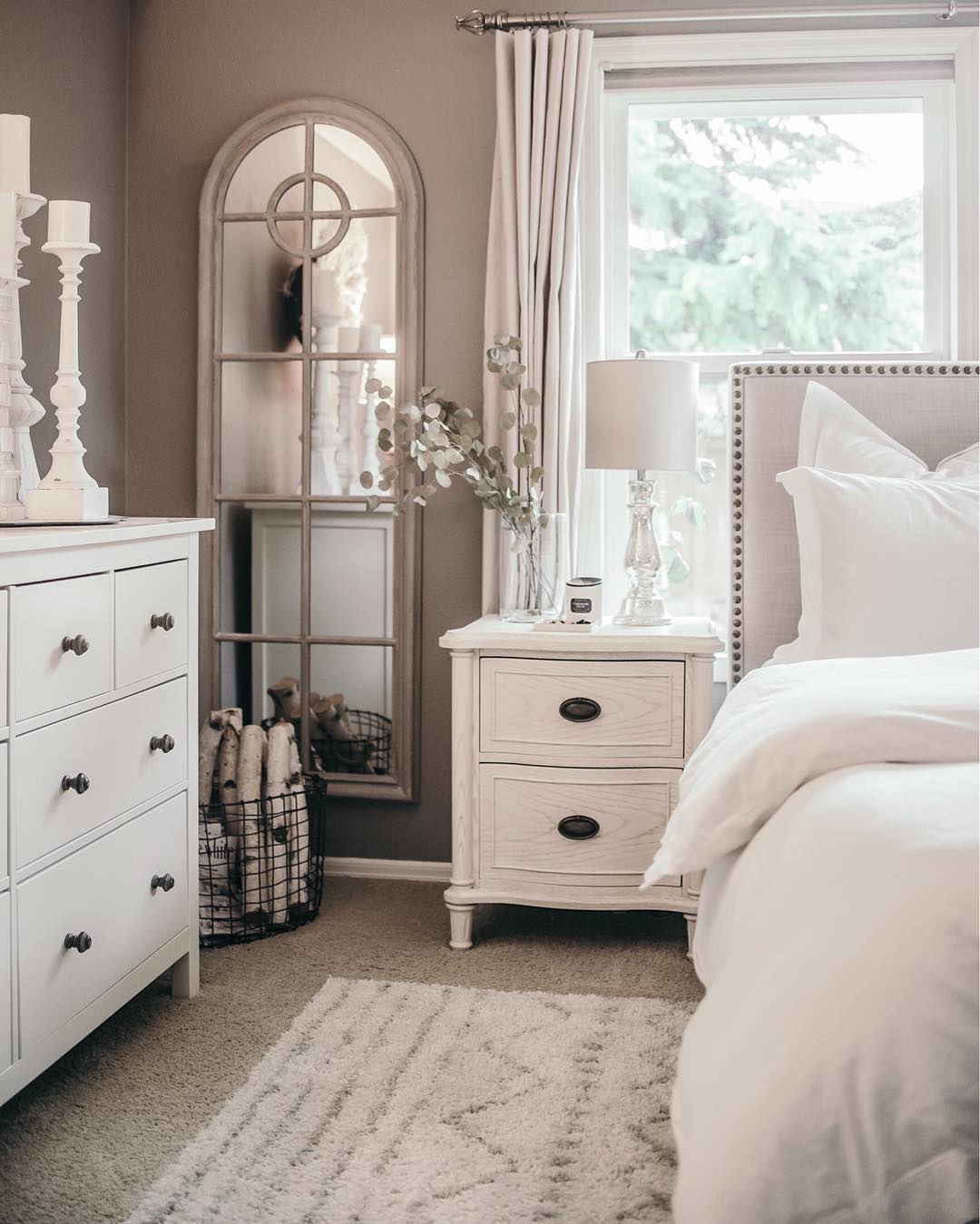 Houses of Instagram - white and gray bedroom