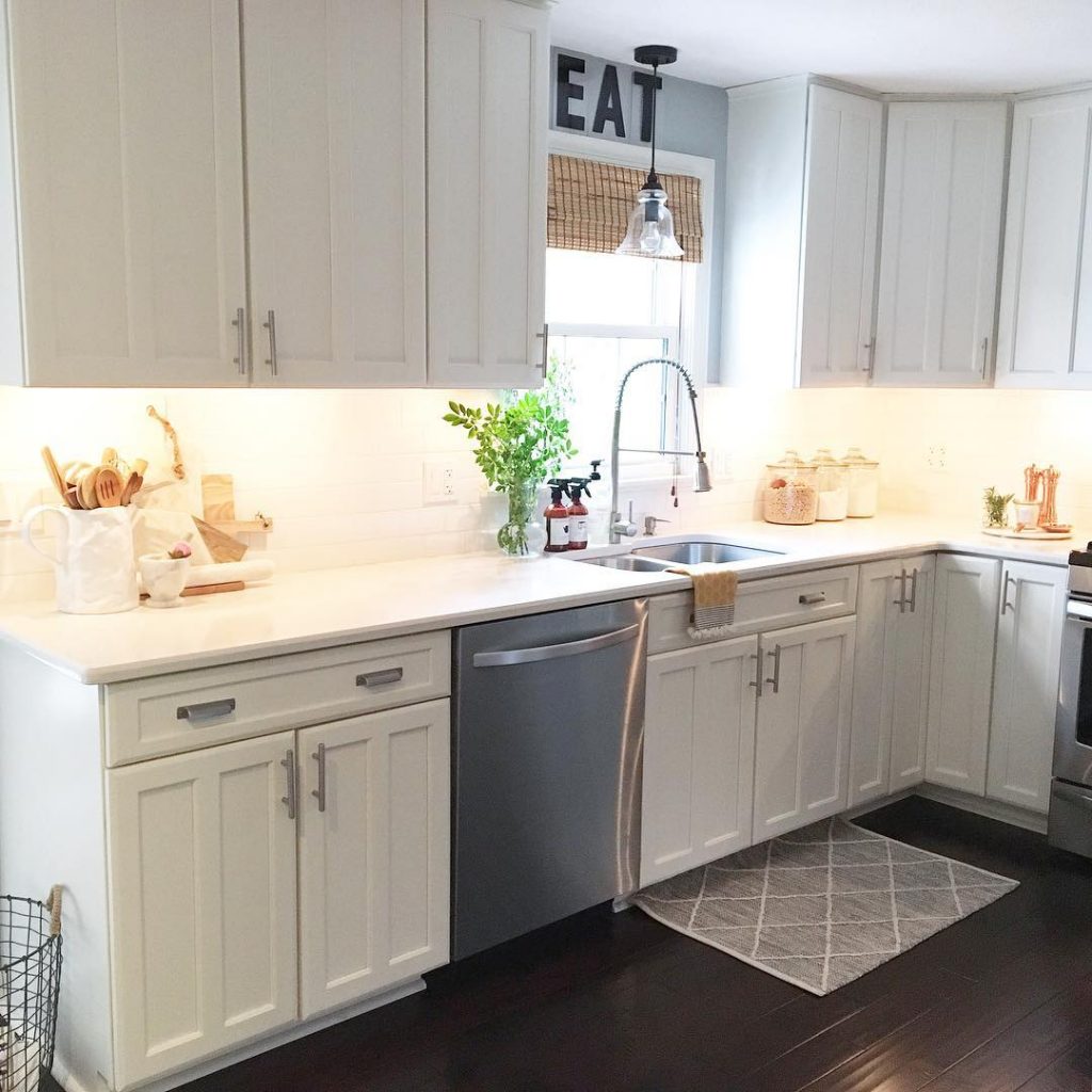 Traditional kitchen cabinets Benjamin Moore Simply White 1