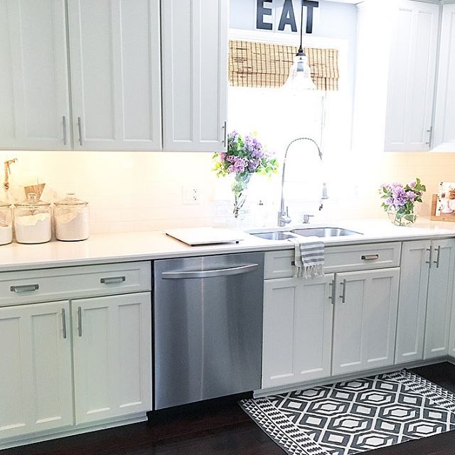 Traditional kitchen cabinets Benjamin Moore Simply White