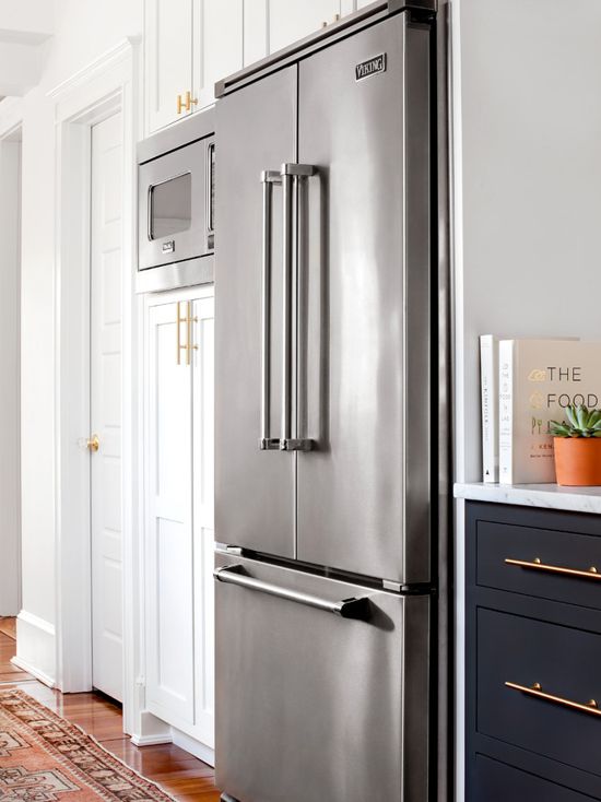 Benjamin Moore Decorator’s White and  Farrow & Ball Down Pipe Kitchen. Black and white kitchen paint color scheme.