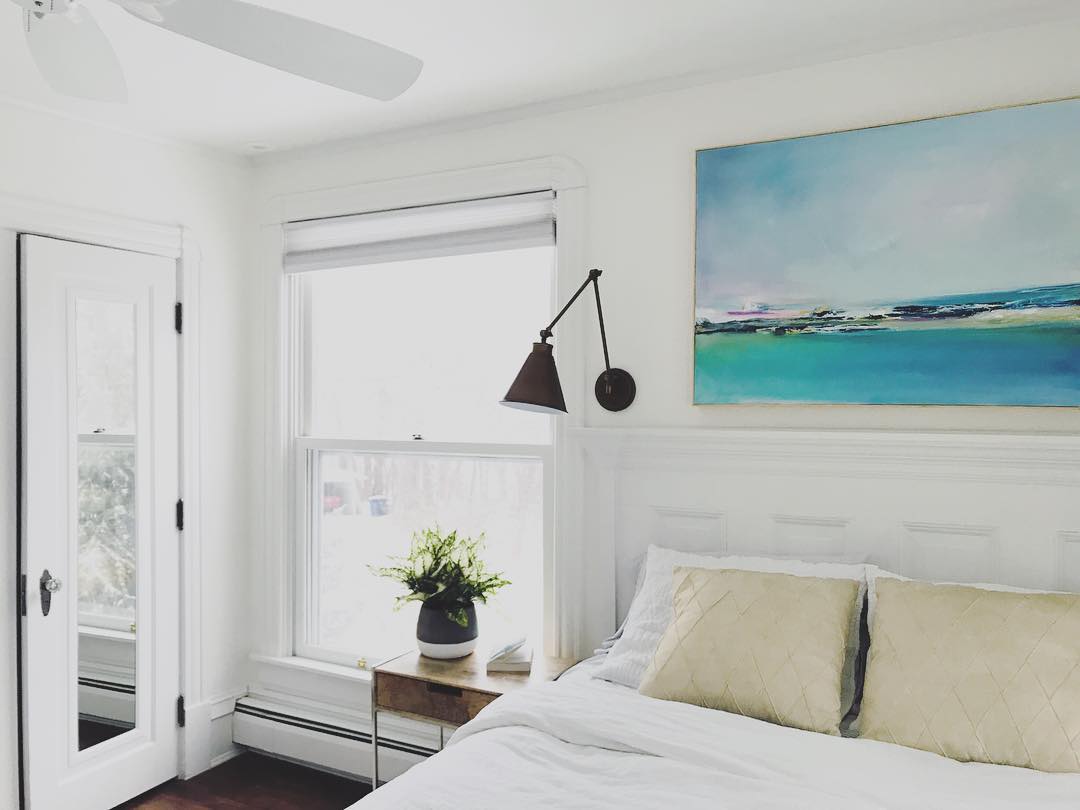 Benjamin Moore Simply White Walls in the bedroom