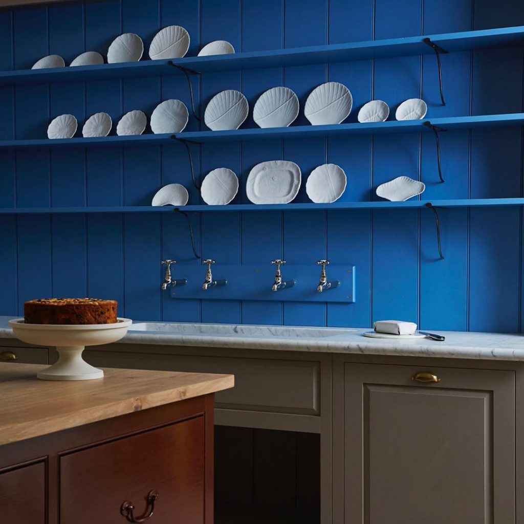 Cobalt blue walls and shelves in the kitchen