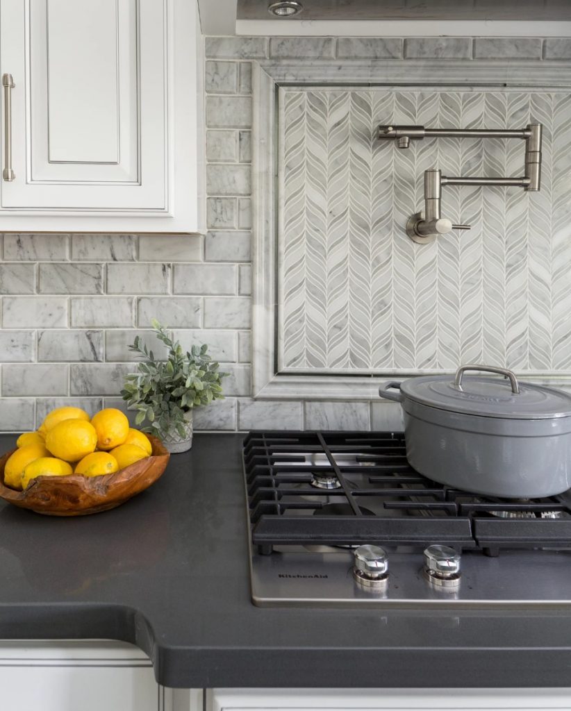 Marble tiles and mosaic splashback in neutral 2020