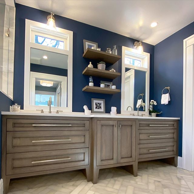 Benjamin Moore's Newburyport Blue bathroom