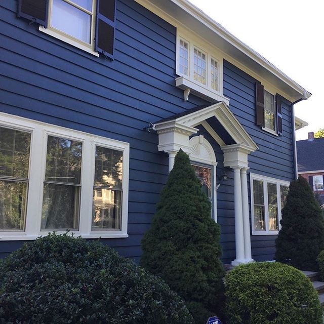 Benjamin Moore's Newburyport Blue exterior pant color