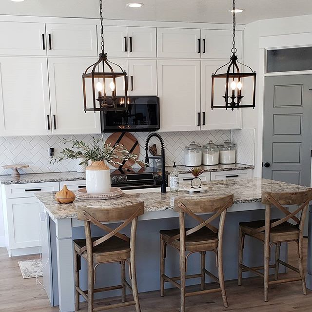 Farmhouse kitchen trend painted in gray and white