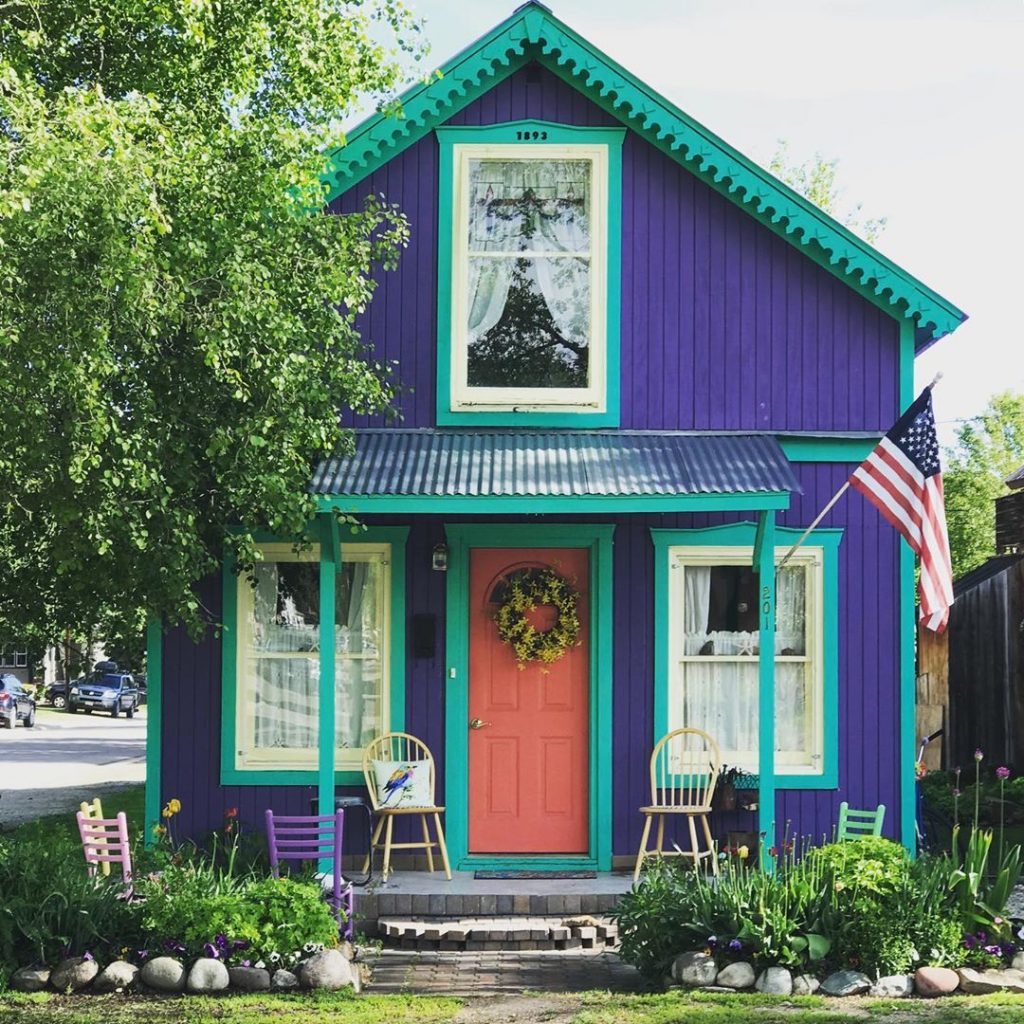 House exterior painted in Benjamin Moore Mauve Bauhaus