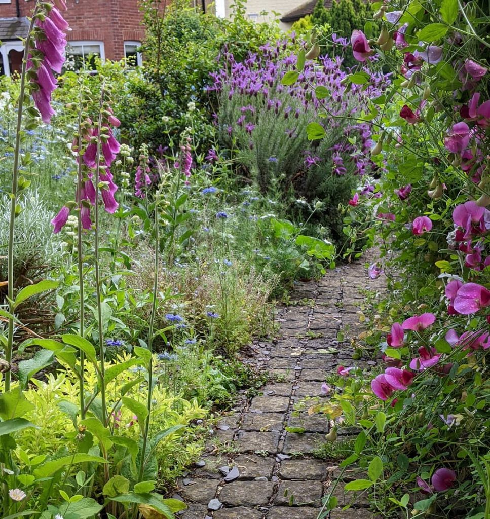 Garden Pathway Ideas narrow cobblestone