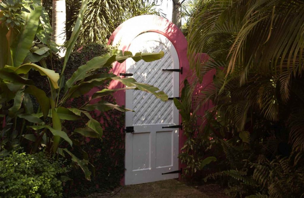 Pink wall garden gate idea