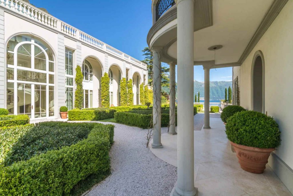 Arches, columns and hedges garden design