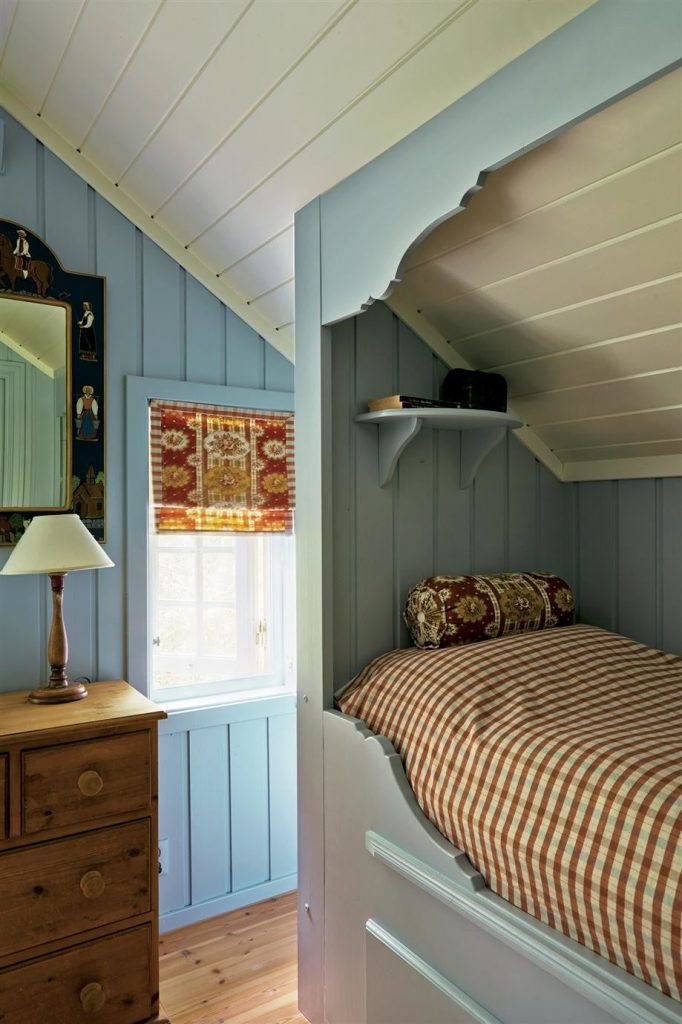 Bedroom with walls painted in Parma Gray Estate Eggshell.