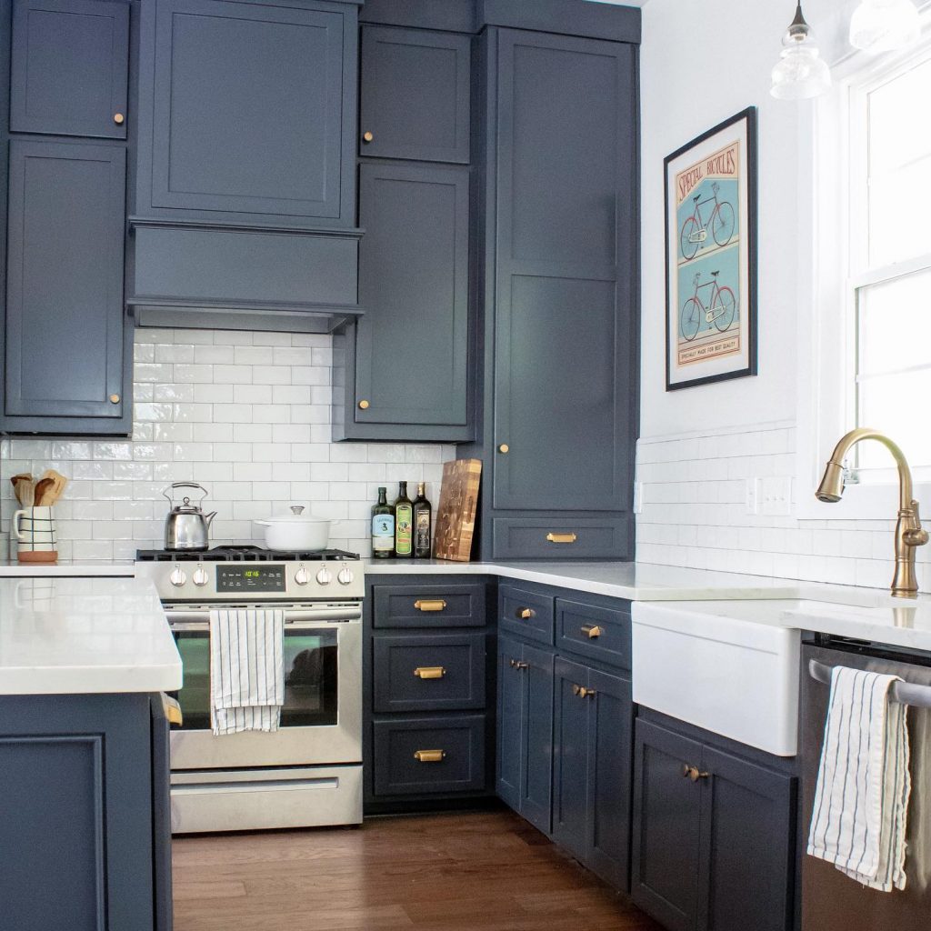 Benjamin Moore Abyss painted kitchen cabinets