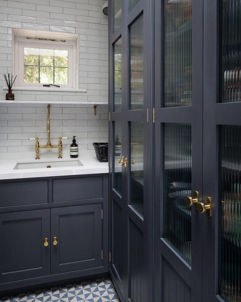 Butler's Pantry Painted in Farrow & Ball Railings No.31