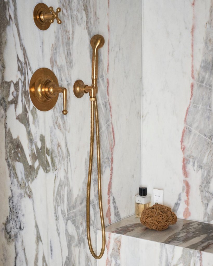 Estremoza marble with hints of pink and shower fittings in brass