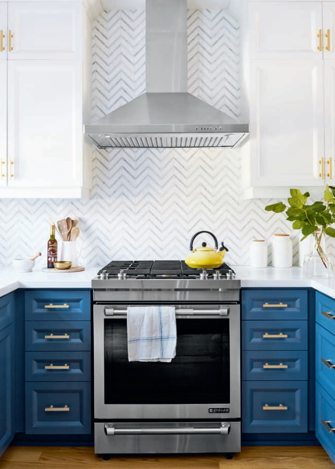 blue and white kitchen chevron splashback