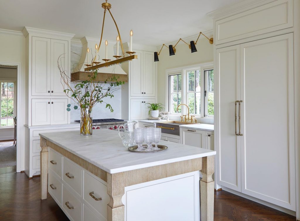 Benjamin Moore Linen White kitchen