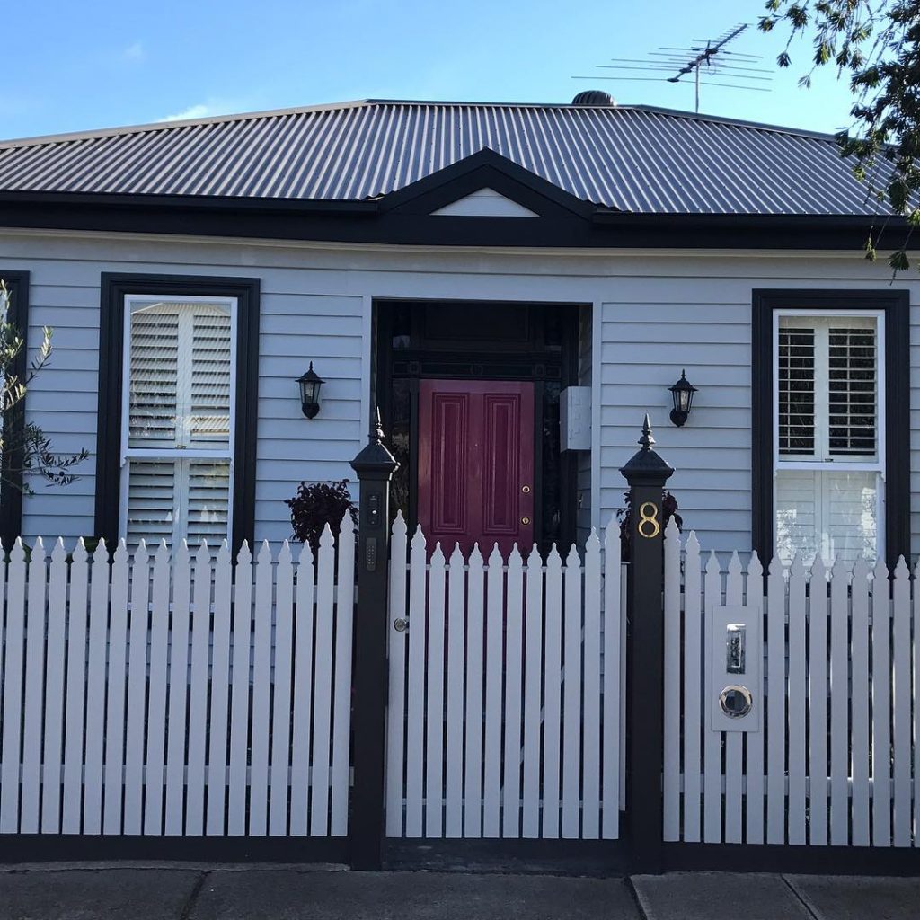  Dulux Parakeet, trim in Shale Grey and weatherboard in Domino.