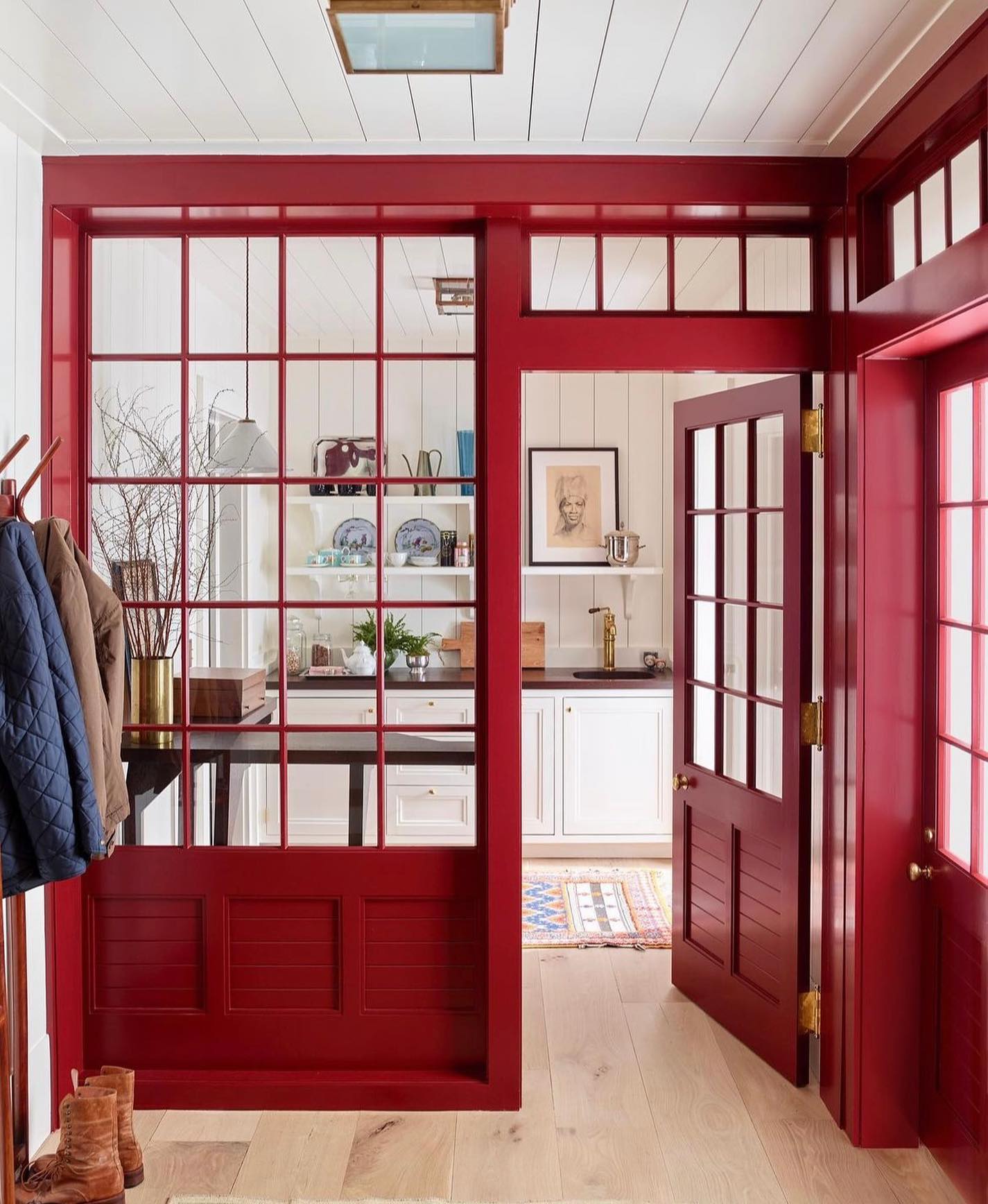 Дверь кухни с лестницой картины закрытая. Country Home Kitchen Interior. Internal red